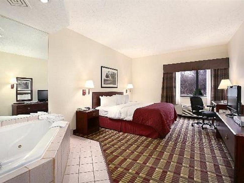 Baymont By Wyndham Boston Heights/Hudson Hotell Eksteriør bilde