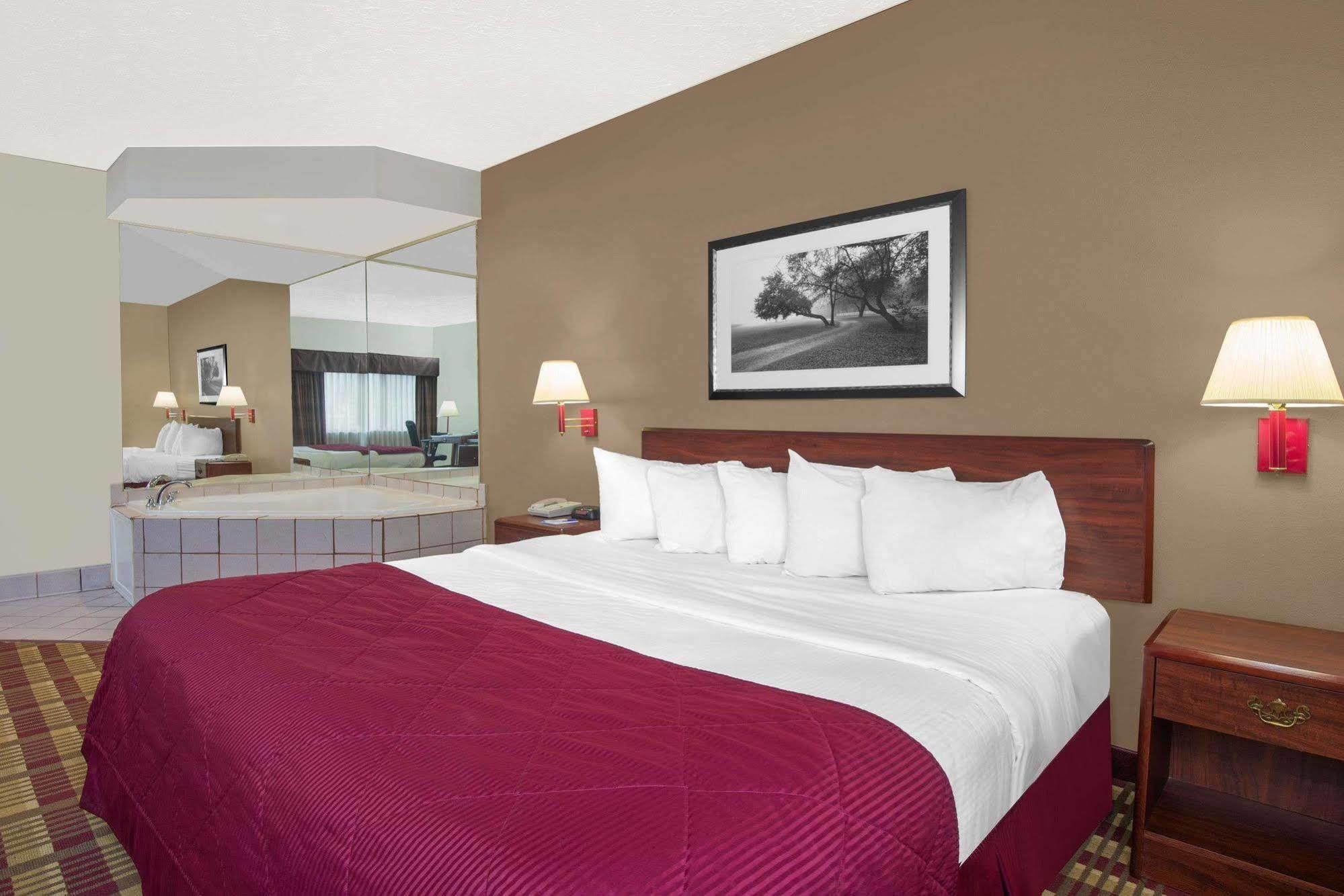 Baymont By Wyndham Boston Heights/Hudson Hotell Eksteriør bilde